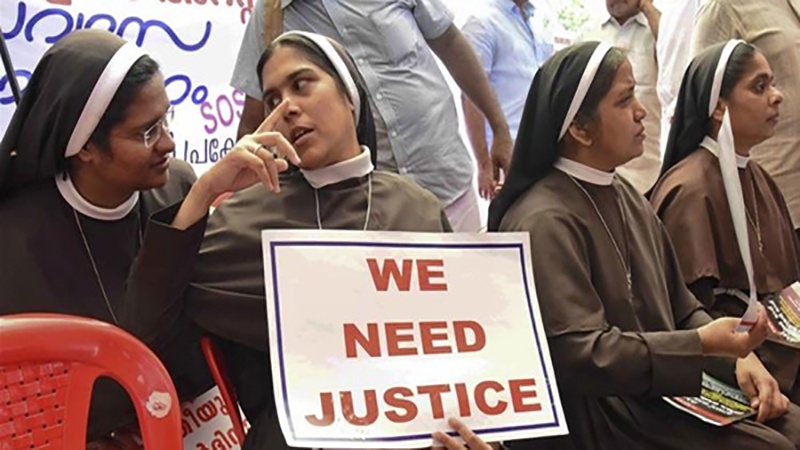 پادریوں کی جنسی زیادتیوں کا نشانہ بننے والی خواتین
