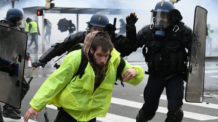 مظاہرین کی پذیرائی کا فرانسیسی انداز ۔ ویڈیو