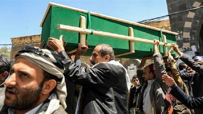 17 یمنی خواتین اور بچوں کی تشییع و تدفین ۔ ویڈیو