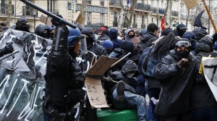 Sarı jiletlilərin aksiyası Fransa polisinin zorakılığı ilə üzləşib