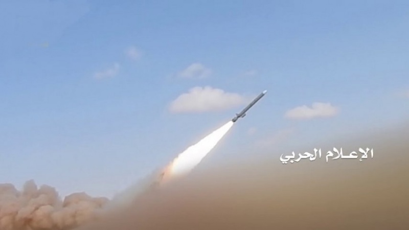 جارح سعودی اتحاد کے فوجی اڈے پر یمنی فوج کا میزائلی حملہ 