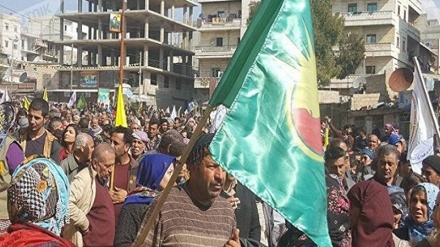 شام کے شہر رقہ کے عوام کا امریکا مخالف مظاہرہ 