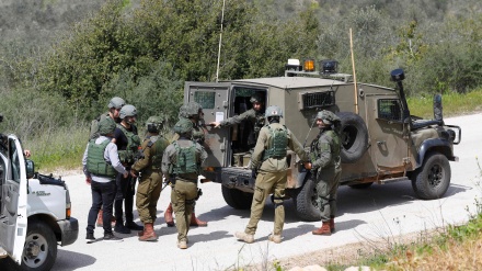   غرب اردن میں صیہونی فوجیوں کی چیک پوسٹ پر فلسطینیوں کا حملہ