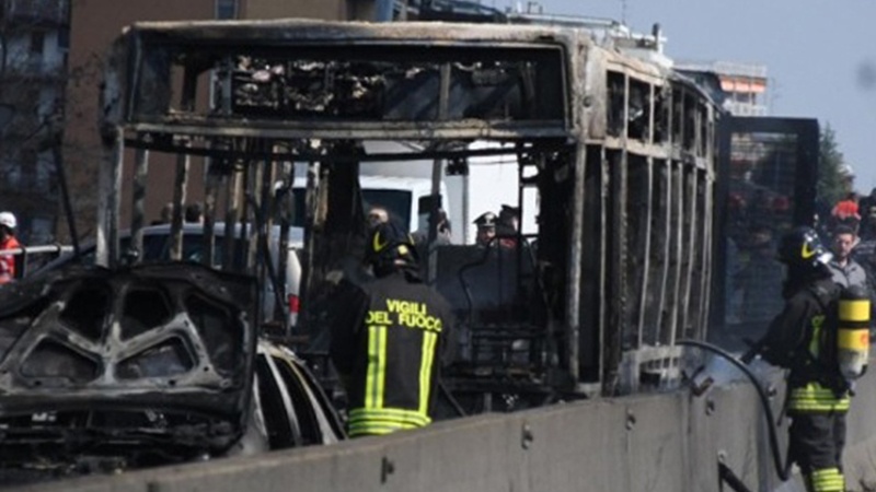 İtaliyalı sürücü uşaqları daşıyan avtobusu yandırıb