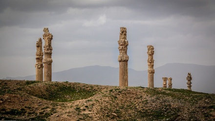   بینای مێژوویی تەختی جەمشید لە شاری شیراز
