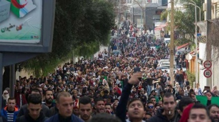 Əlcəzair əhalisi Bu Təfliqənin  yenidən namizəd olması əleyhinə aksiya keçirib