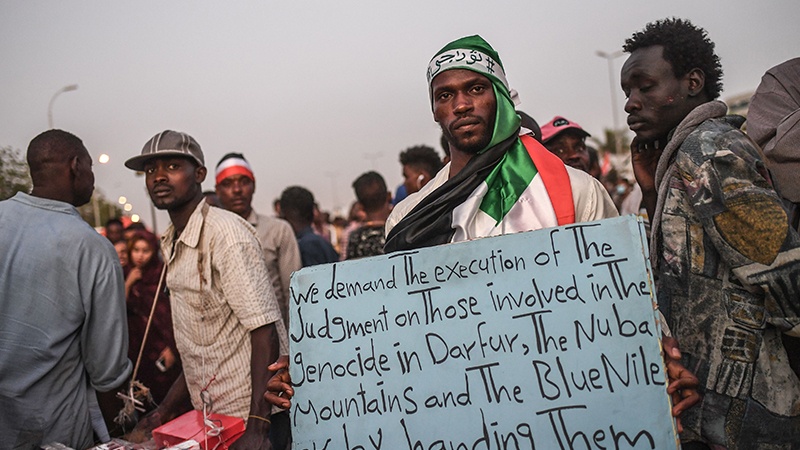 سوڈانی عوام نے سعودی فوجی اتحاد سے نکلنے کا مطالبہ کر دیا