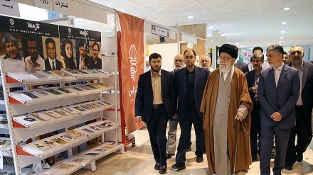 سەردانی ڕێبەری باڵای شۆڕشی ئیسلامی لە پێشانگای کتێبی تاران