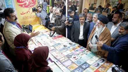 سەردانی ڕێبەری باڵای شۆڕشی ئیسلامی لە پێشانگای کتێبی تاران