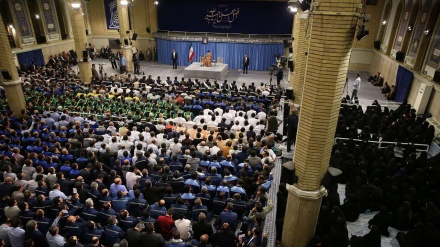 ڕێبەری مەزنی شۆڕشی  ئیسلامی لە چاوپێکەوتنی هەزاران کەس لە کڕێکارانی  پیشە جۆربەجۆرەکان