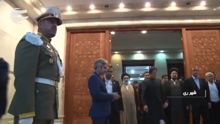 عمران خان نے بانی انقلاب اسلامی کے مزار پر خراج عقیدت پیش کیا + ویڈیو