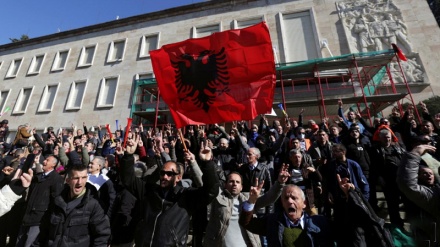 Albaniyada hökumət əleyhinə etiraz aksiyası keçirilib