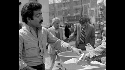 وێنەگەلێکی مێژوویی لە ڕۆژی ١٢ی خاکەلێوە؛ ڕۆژی کۆماری ئیسلامیی ئێران