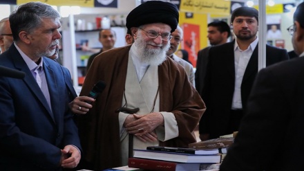 رہبر انقلاب اسلامی کا تہران میں عالمی کتب میلے کا معائنہ 