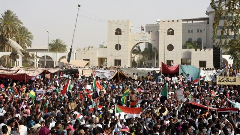 سوڈانی عوام کا فوجی کونسل کے خلاف دھرنا جاری 