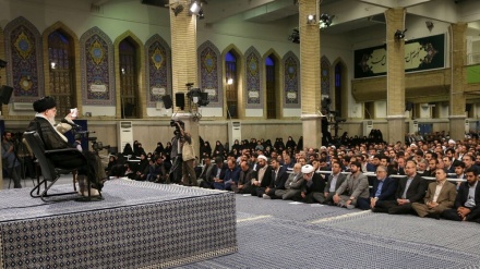 دیداری ڕێبەری مەزنی شۆڕشی ئیسلامی لەگەڵ هەزاران کەس لە مامۆستایان و ئەندامانی لێژنەی زانستیی زانکۆکان 