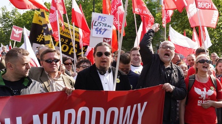 پولینڈ میں امریکی مداخلت کے خلاف مظاہرہ