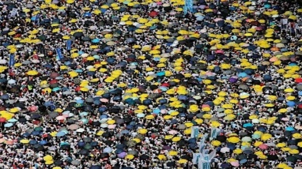 ہانگ کانگ میں لاکھوں افراد کا دھرنا