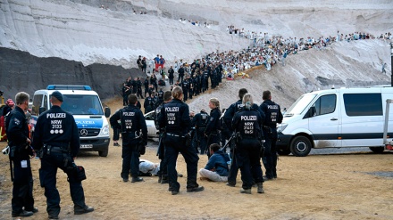 Almaniyada polis ətraf mühit fəallarına hücum edib