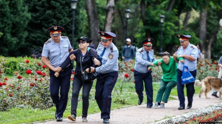 Qazaxıstanda onlarla nəfər həbs olunub