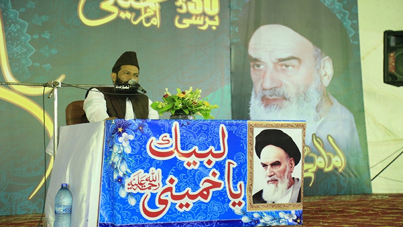 امام خمینی (رح) نے استعماری طاقتوں کی آنکھوں میں آنکھیں ڈال کربات کرنے کا درس دیا