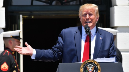 Tramp CNN aparıcısını təhqir edib