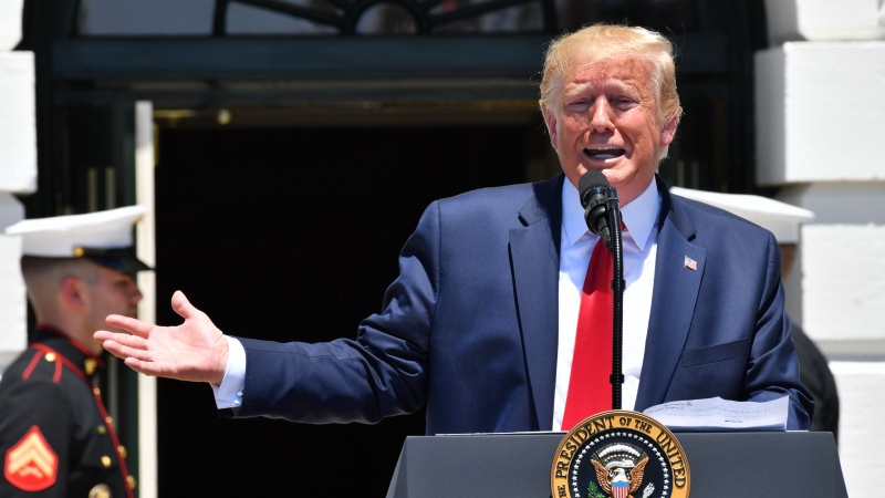 Tramp CNN aparıcısını təhqir edib