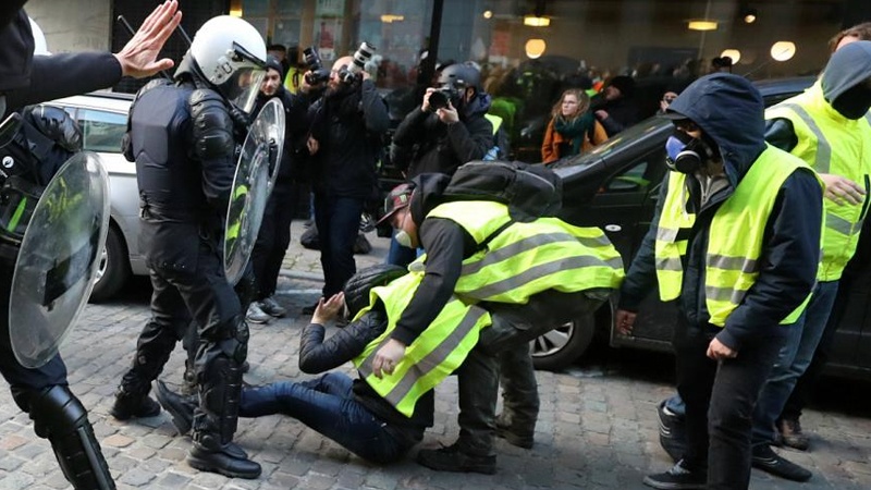 Fransa polisi sarı jiletlilərlə toqquşub