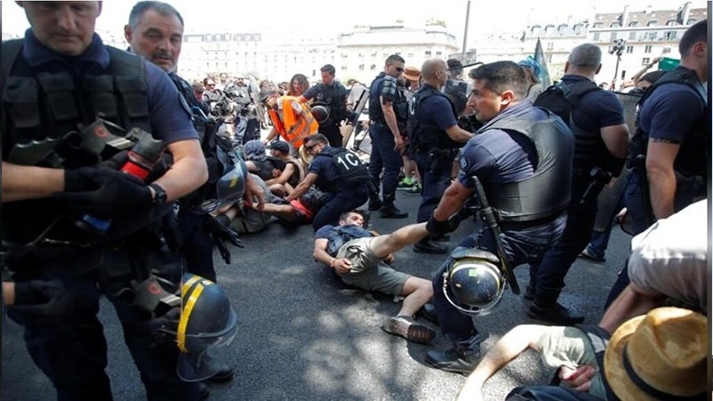 Fransa polisi ilə aksiyaçılar arasında toqquşma baş verib