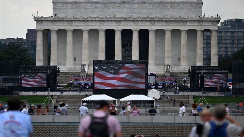 معترض امریکیوں نے ملکی پرچم کو آگ لگائی ۔ ویڈیو