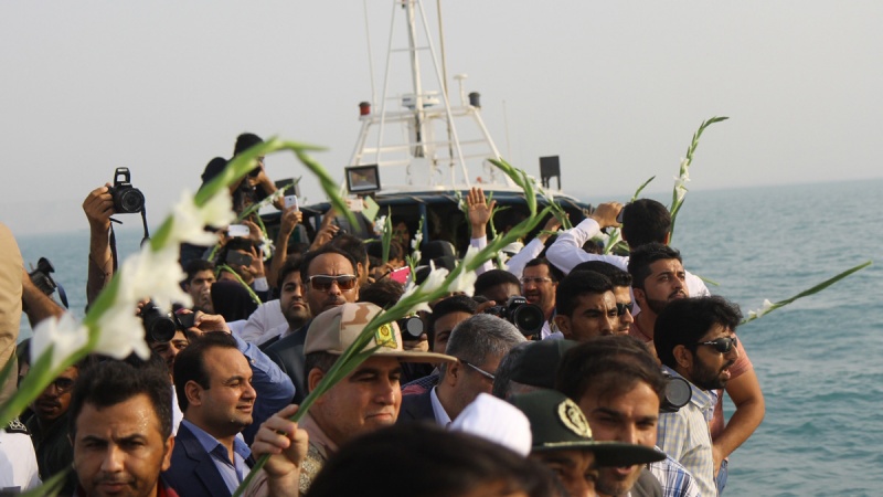 خلیج فارس میں ایرانی مسافروں کی جائے شہادت پر پھولوں کا نذرانہ
