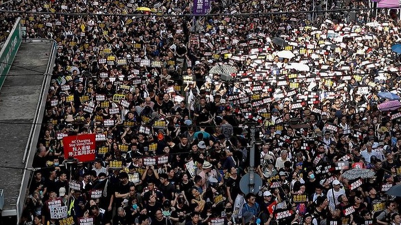 ہانگ کانگ میں ہزاروں مظاہرین کا ایئرپورٹ پر احتجاج