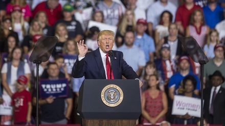 دەمھەراشیی لایەنگرانی ترەمپ بەرامبەر بە نوێنەرێکی ڕەش پێست