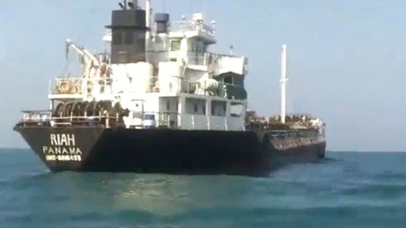 ایرانی بحریہ نے ایندھن اسمگلنگ کرنے والے ایک غیر ملکی بحری جہاز کو پکڑلیا 