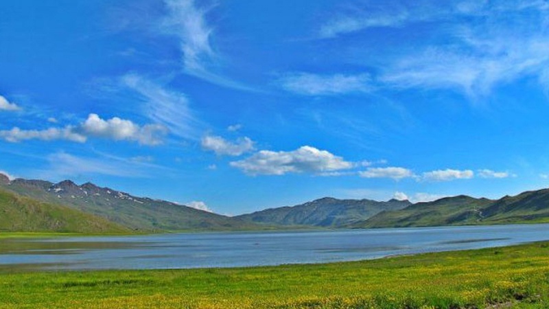 Bağrov dağının zirvəzində Nohur gölü