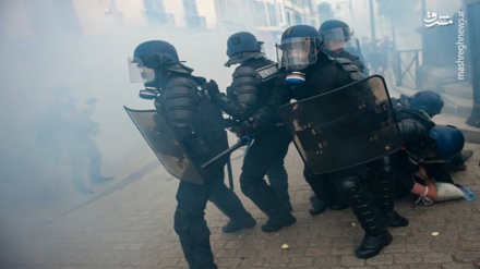 مظاہرین کے ساتھ فرانسیسی پولیس کی بربریت ۔ ویڈیو