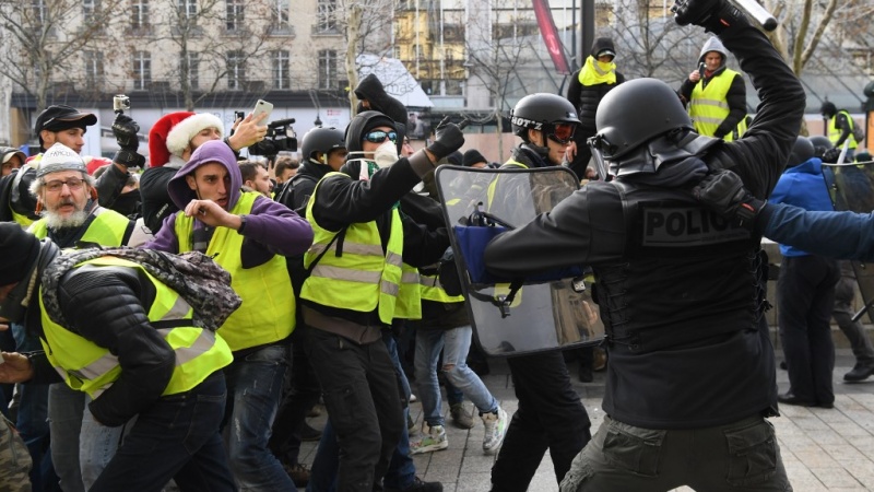 Fransa polisi yeddilər qrupunun sammitinə etiraz edənlərlə toqquşub