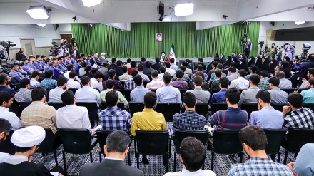 رہبر انقلاب اسلامی سے عالمی اولمپیاڈ اور والیبال  کے کھلاڑیوں کی ملاقات 