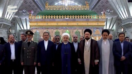 Ruhani: İran xalqı əcnəbilərin qarşısında möhkəm dayanıb