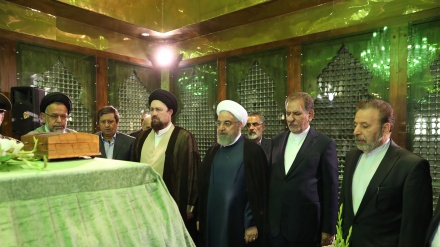 صدر مملکت اورکابینہ اراکین کی حضرت امام خمینی (رح) کے مزار پر حاضری