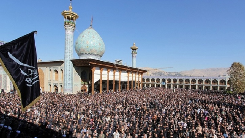 Bütün İranda Aşura günorta namazı qılınıb