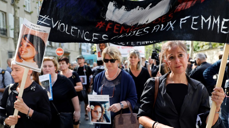 Fransalılar qadınlara qarşı zorakılığa etiraz ediblər