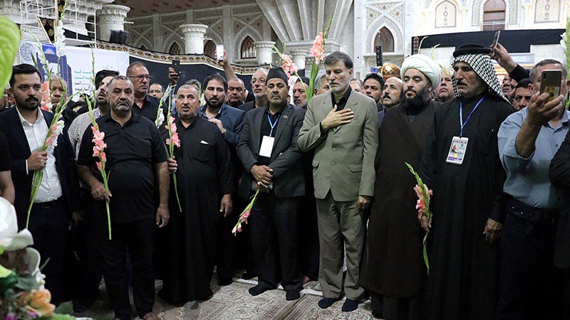 عراقی موکب داروں کی امام خمینی رح کے حرم میں حاضری 