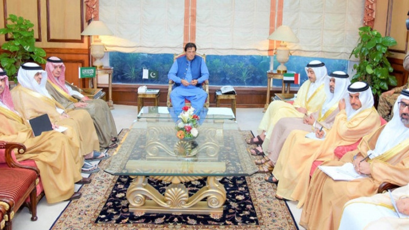 سعودی اور اماراتی عہدیداروں کی پاکستانی وزیراعظم سے ملاقات 