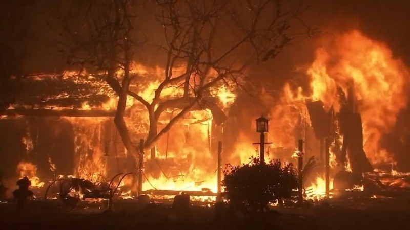 کیلی فورنیامیں آتش زدگی ، دسیوں ہزار افراد اپنا گھر بار چھوڑنے پر مجبور
