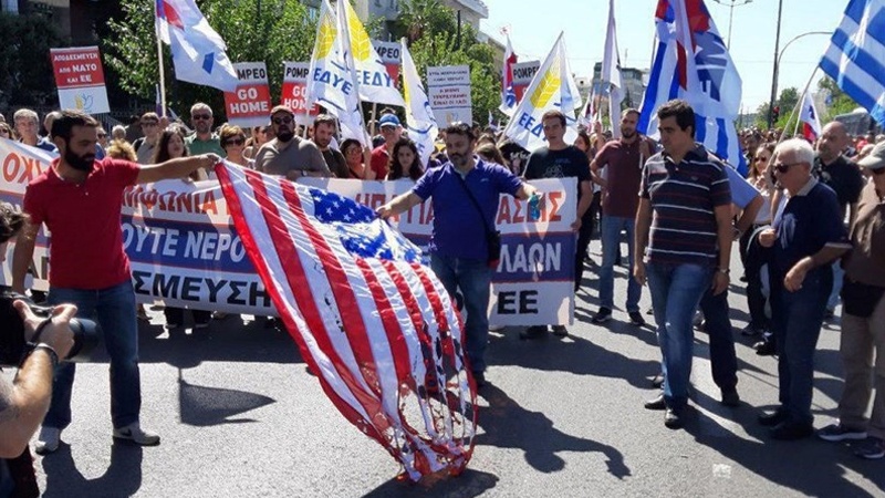 Zapaljena američka zastava u Grčkoj 