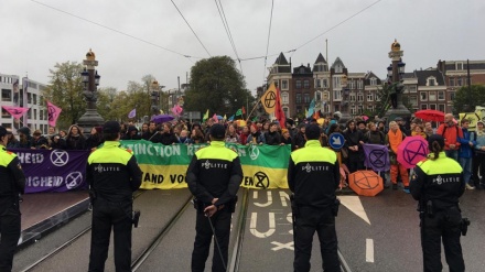 Amsterdamda 130 ətraf mühit fəalı həbs olunub