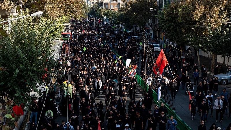 تہران میں اربعین حسینی کی مناسبت سے سوگواروں کا پیدل مارچ 