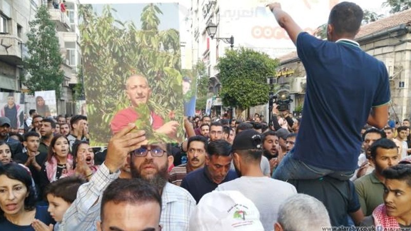 Palestinci se okupljaju ispred sjedišta Crvenog krsta u Ramallahu