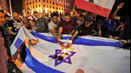 یہودیوں کے ہاتھوں صیہونی حکومت کا پرچم نذر آتش 